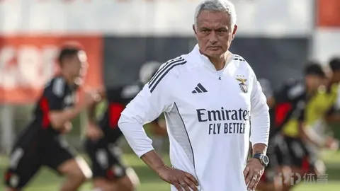 伊能静53岁携女同行引关注，高清镜头下肌肤细纹明显