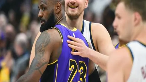 奥斯梅恩在萨勒尼塔纳上演帽子戏法，本赛季进球助攻双丰收，累计进球26球，助攻5次。