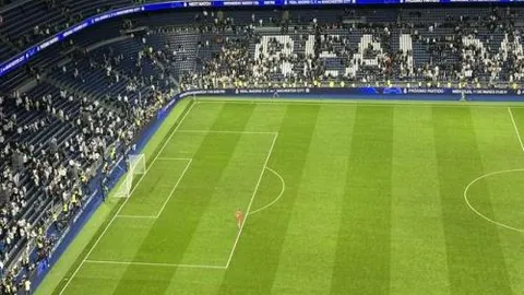 利物浦客场2-0领先曼城，客队球迷欢呼雀跃